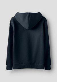 Sudadera de un oscuro color azul marino con una textura suave, que presenta una capucha amplia y mangas largas. Incluye puños y dobladillo de canalé, sin patrones visibles.
