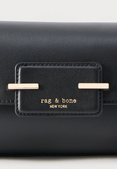 Μαύρη δερμάτινη τσάντα χειρός με χρυσές ορθογώνιες ράβδους διακόσμησης και την επιγραφή «rag & bone NEW YORK» ανάγλυφη στο μπροστινό καπάκι.