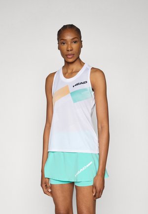 Biała sportowa koszulka na ramiączkach z geometrycznymi wzorami w pastelowym brzoskwiniowym i miętowym zielonym kolorze. Do tego miętowe szorty z logo marki w białym kolorze.