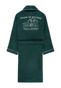 Zielony szlafrok frotte z kołnierzem, z haftem białego domu i napisem na plecach. Zawiera dopasowane mankiety i pasek.