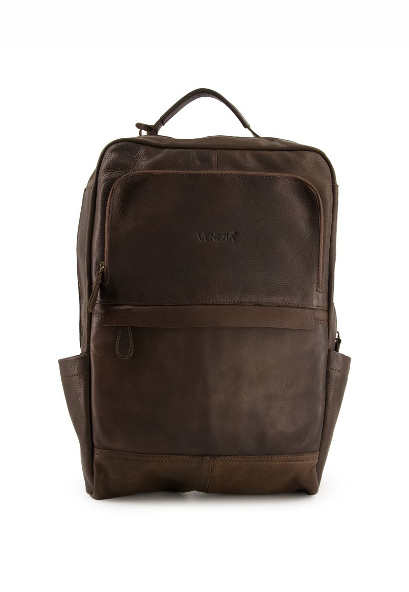 Brązowy skórzany plecak o teksturowanej powierzchni, z przednią kieszenią na zamek i kieszeniami bocznymi. Wytrzymała rączka na górze, minimalne logo.