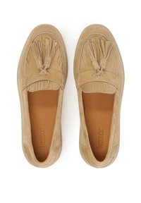 Bež suède loafers s trakicami, okroglo konico, gladko teksturo in oblazinjenim notranjostjo. Imajo vidni logotip blagovne znamke na vložku.