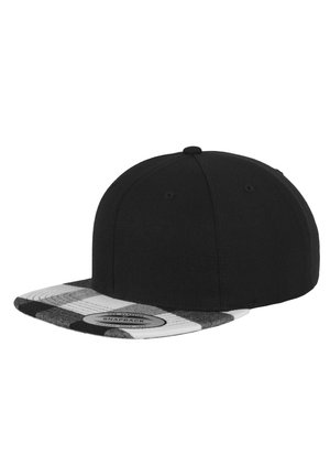 Sort snapback cap med en flad skygge, der har et sort og hvidt ternet mønster på skyggen og en rund top med to ventilationshuller.