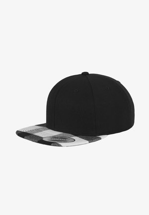 Fekete snapback sapka lapos csúccsal, fekete-fehér kockás mintával a napellenzőn és kerek tetejével, amelyen két szellőzőnyílás található.