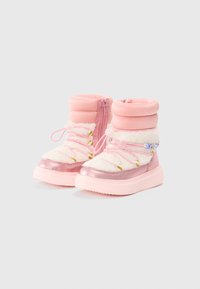 Botas rosas con una base metálica brillante en color rosa, aislamiento blanco esponjoso, puños de tobillo en un suave rosa en contraste y cordones decorativos.