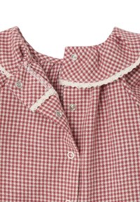 Rot-weißer Karostoff mit einem gewellten Spitzenkragen, ausgestattet mit Druckknöpfen und gerafften Details am Ausschnitt.