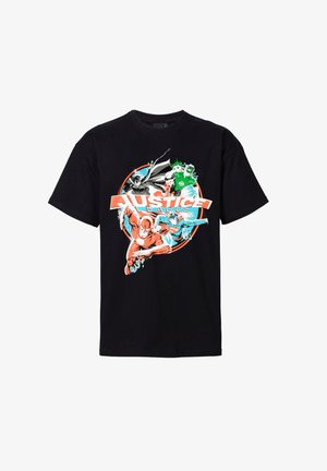 T-shirt nera in cotone con una grafica colorata di supereroi e il testo "JUSTICE LEAGUE" in grassetto arancione sul davanti.