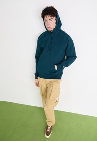 Carhartt WIP HOODED CHASE - Sweatshirt - duck blue/gold