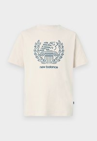 NEW BALANCE X DEBUT SCULPTURE T-SHIRT - Triko s potiskem - beige