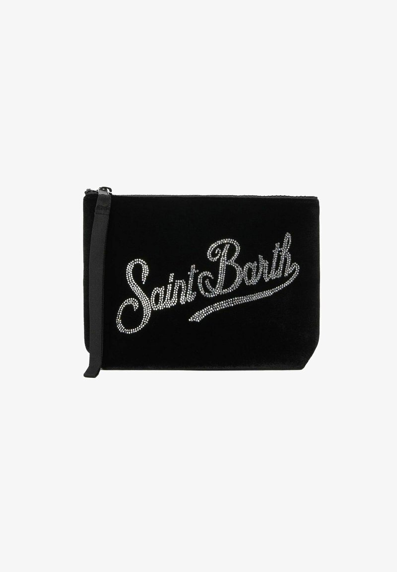 Zwarte rechthoekige clutch met ritssluiting en strass-tekst "Saint Barth" in cursief, met een kleine polsband aan de linkerkant.