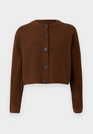 Brun cropped cardigan med ribbet kant, der har seks sorte knapper, en rund halsudskæring og teksturerede ærmer.