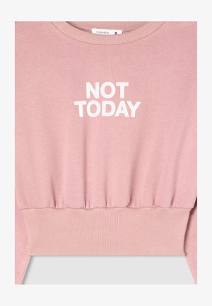 Felpa corta rosa con polsini e orlo a coste. La parte anteriore presenta un testo bianco che recita "NON OGGI." Morbido tessuto.