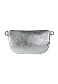 Zilveren metallic clutch met een gladde textuur, ronde vorm en twee ronde hardware ringen. Klein detail van de Italiaanse vlag eraan bevestigd.