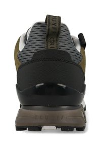 Groene en zwarte sportieve schoen, met een gestructureerde mesh bovenkant, een trekstreep aan de achterkant en een rubberen zool met zichtbare branding op de hak.