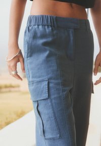 Next REGULAR FIT - Hlačami s stranskimi žepi - blue