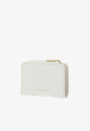 Portafoglio compatto in pelle bianca con cerniera dorata e "COCCINELLE" impresso in oro sul davanti, mostrato su sfondo bianco.