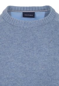 Lichtblauwe gebreide trui met ronde hals en geribbelde kraag, met zwart "Suitable" merklabel binnenin de hals.