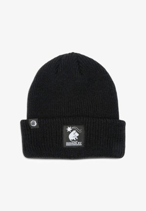 Mustat neulotut pipot, joissa on taitettu reunus, jossa on patchi sarjakuvahahmosta ja teksti "MOOMIN BY NORDICBUDDIES."