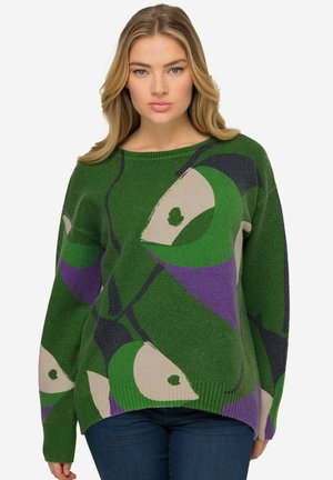 Groene trui met een groot abstract patroon in tinten van groen, paars en beige. Heeft een brede halslijn en ribbelaccenten aan de onderkant.