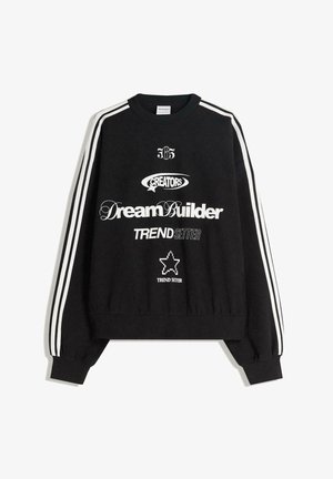 Zwarte sweater met witte grafische elementen, inclusief tekst en vormen, met witte strepen op de mouwen en een geribbelde zoom.