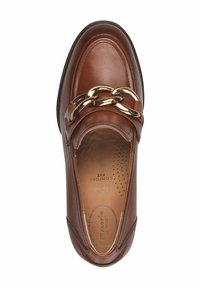 Mocassino in pelle marrone senza lacci con un accento di catena dorata, punta arrotondata e soletta testurizzata con perforazioni per la traspirabilità.