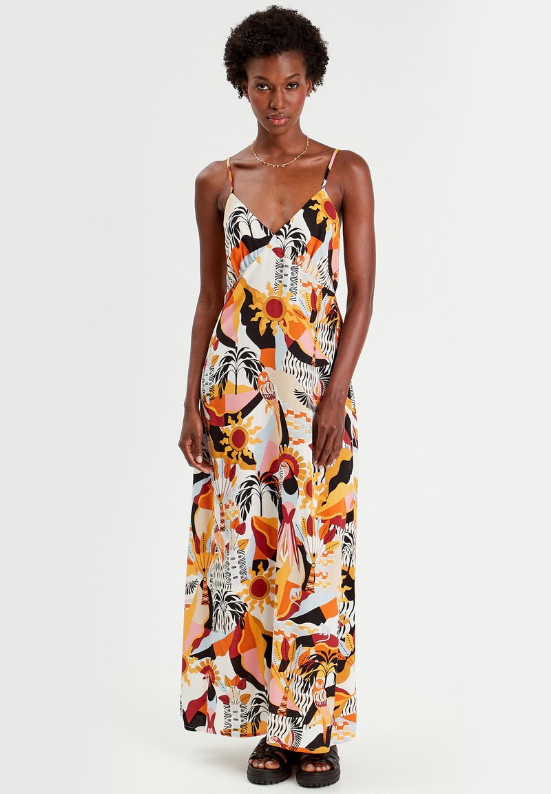 Maxi dress con spalline sottili, caratterizzata da un vivace motivo floreale astratto in arancione, nero e crema. Tessuto fluido con una vestibilità ampia.