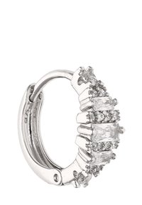 Sølv hoop ørering med et buet design, der har skiftende rektangulære og runde klare sten, hvilket skaber et tekstureret og gnistrende udseende.