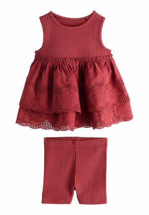 Mouwloze geribbelde rode jurk voor peuters met geschulpte bloemenborduursel en bijpassende geribbelde korte broek.