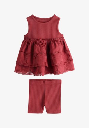 Rochie roșie fără mâneci pentru copil mic, cu tiv în dungi și broderie florală scallop, însoțită de pantaloni scurți asortați cu model în dungi.