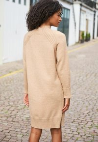 Next NECK MIDI - Strickkleid - camel brown