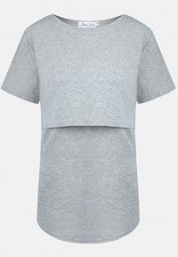 Tricou gri cu mânecă scurtă, având un design stratificat, guler larg și un hem rotund, ușor mai lung la spate.