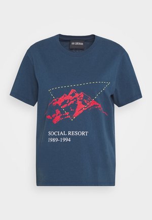 Marineblå T-shirt med rød bjerggrafik, gul stiplede trekant og hvid tekst "SOCIAL RESORT 1989-1994" på fronten.