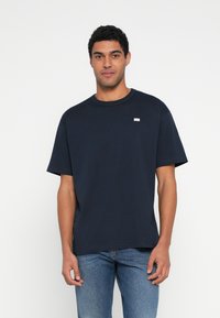 Μπλε ναυτικό βαμβακερό t-shirt με κοντά μανίκια, στρογγυλή λαιμόκοψη και μικρή λεπτομέρεια λογότυπου στο στήθος. �Ομαλή υφή, άνετη εφαρμογή.