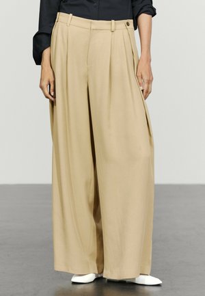 Massimo Dutti, FLOWING PLEATED PANTS WITH BUTTON DETAIL - Pantaloni - beige