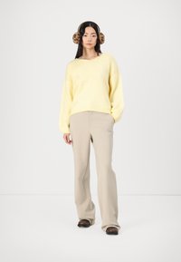 JDY JDYDINEA REVERSIBLE  - Trui - pastel yellow