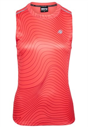 Rode mouwloze sporttop gemaakt van gladde stof, met een golvenpatroon in donkerder rood, reflecterende accenten op de schouders en een logo.