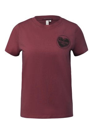 Kaarmine puuvillane T-särk ümmarguse kaeluse ja lühikeste varrukatega. Ees on must südame graafika, millel on kiri "ÜKS & ÜHEKS 2024".