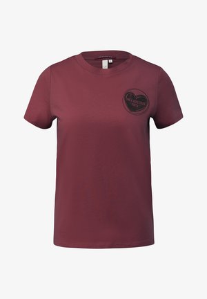 Kaarmine puuvillane T-särk ümmarguse kaeluse ja lühikeste varrukatega. Ees on must südame graafika, millel on kiri "ÜKS & ÜHEKS 2024".