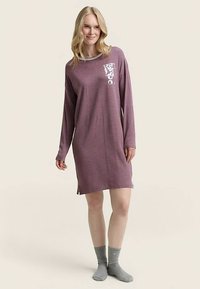 Obleka z dolgimi rokavi, prevelika, v barvi prahu vijolične, z belo grafično nalepko in črtastim izrezom. Mehka tkanina, dolžina do sredine stegnenic, bočni razporki.