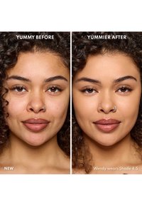 Før- og etterbilde av ansiktet som viser forbedret hudtone, med krøllete hår, klar hud og fremhevede lepper. Etiketter viser endringer.