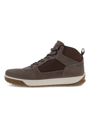 Sneaker alte marroni in suede e mesh, con lacci rotondi, suola in gomma e dettagli testurizzati sulla suola intermedia.