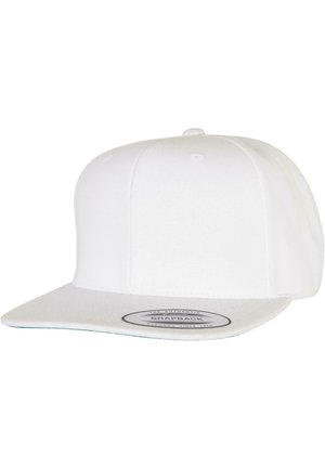 Bijela snapback kapa s ravnim vizirjem i teksturiranom tkaninom, s okruglom etiketom na prednjem dijelu koja sadrži detalje o marki u crnom tekstu.