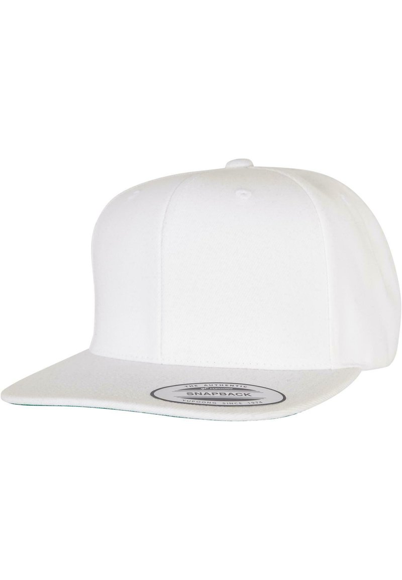 Witte snapback pet met een platte rand en een textuurstof, met een ronde label aan de voorkant met merkdetails in zwarte tekst.