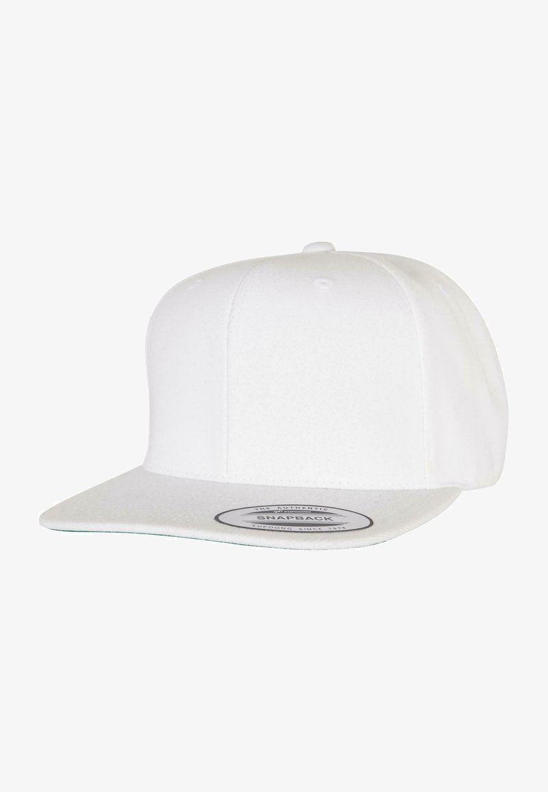 Fehér snapback sapka lapos karimával és texturált anyagból, az elején kerek címkével, amelyen feketén szerepelnek a márka részletei.