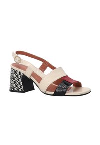 Beige sandal s páskem na patě s blokovým podpatkem; obsahuje vícoloré panely v červené, černé a strukturované černé barvě, s vzorovaným podpátkem.