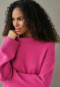 Next RELAXED  - Svetríkové šaty - bright pink