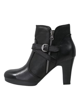 Schwarzer Leder-Stiefelette mit seitlichem Reißverschluss, dekorativem Riemen, Schnalle und 7,5 cm hohem Blockabsatz, im Profil gezeigt.