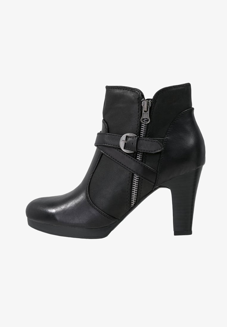 Bottine en cuir noir avec fermeture éclair latérale, sangle décorative, boucle et talon empilé de 7,5 cm, vue de profil.