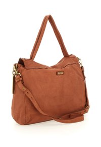 Borsa a spalla in pelle marrone con tracolla regolabile, dettagli in oro e etichetta del marchio sul fronte, mostrata su sfondo bianco.