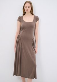 Braunes, knielanges Kleid aus einem weichen, glatten Stoff mit quadratischem Ausschnitt, kurzen Puffärmeln und gerafften Seitendetails.